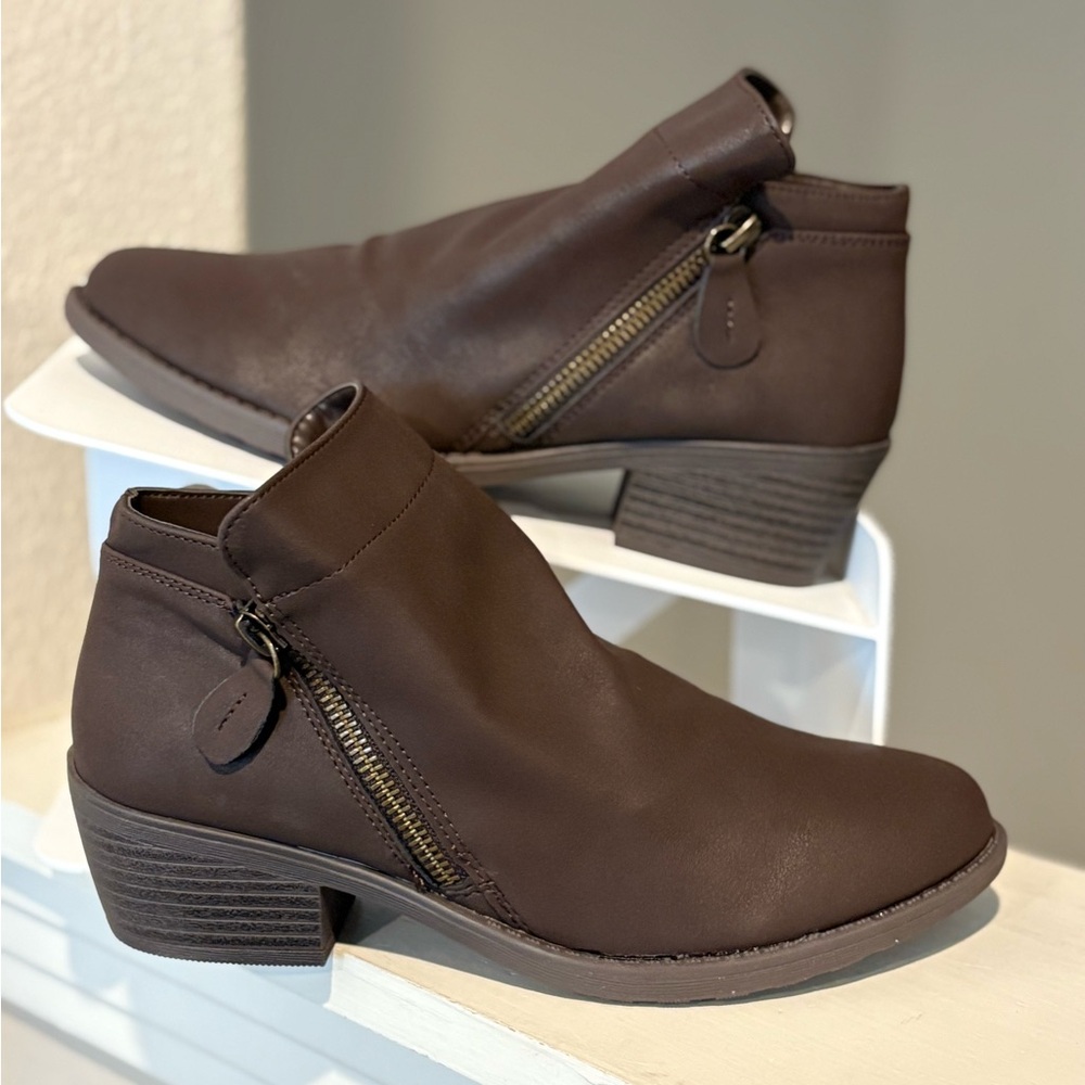 Easy Street Women's Brown Matte Faux Leather Gusto Boots Shoes Size 6M *NEW